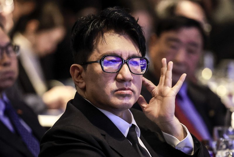 [서울=뉴시스] 정병혁 기자 = 방시혁 하이브 의장이 20일 서울 영등포구 FKI타워에서 열린 한국경제인협회 제64회 정기총회에 참석해 있다. 2025.02.20. jhope@newsis.com