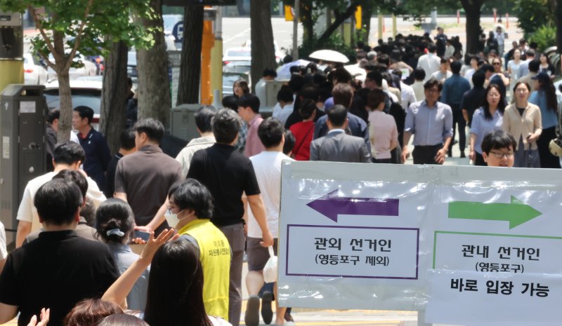 제21대 대통령 선거 사전 투표 첫날인 29일 서울 영등포구 여의동주민센터에 마련된 사전투표소를 찾은 유권자들이 점심시간 중 투표를 하기 위해 긴 줄을 서고 있다. 2025.5.29/뉴스1 ⓒ News1 장수영 기자