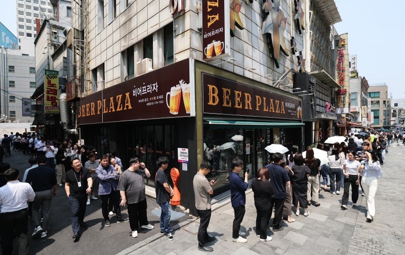 제21대 대통령선거 사전투표 첫 날인 29일 서울 중구 소공동주민센터에 마련된 투표소에서 직장인들이 점심시간을 이용해 투표를 하기 위해 길게 줄을 늘어서 있다. 2025.5.29/뉴스1 ⓒ News1 오대일 기자