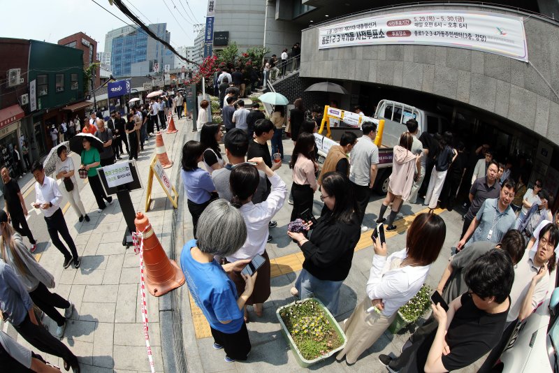 제21대 대통령선거 사전투표 첫 날인 29일 서울 종로구 종로1·2·3·4가동 주민센터 투표소에 마련된 투표소에서 직장인들이 점심시간을 이용해 투표를 위해 길게 줄을 늘어서 있다. 2025.5.29/뉴스1 ⓒ News1 이동해 기자