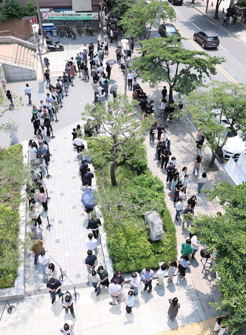 제21대 대통령 선거 사전 투표 첫날인 29일 오전 서울 강남구 역삼1동 주민센터에 마련된 사전투표소에서 유권자들이 투표하기 위해 줄을 서 있다. 2025.5.29/뉴스1 ⓒ News1 김성진 기자