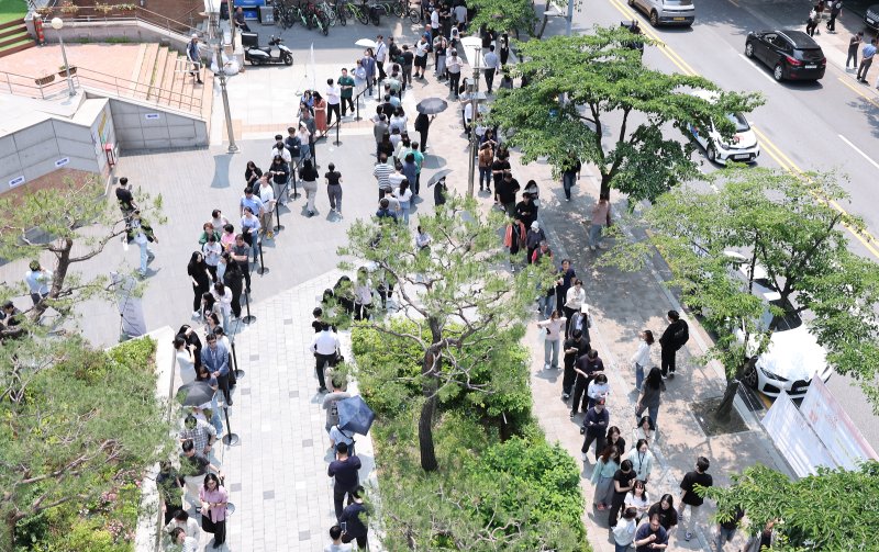 제21대 대통령 선거 사전 투표 첫날인 29일 오전 서울 강남구 역삼1동 주민센터에 마련된 사전투표소에서 유권자들이 투표하기 위해 줄을 서 있다. 2025.5.29/뉴스1 ⓒ News1 김성진 기자