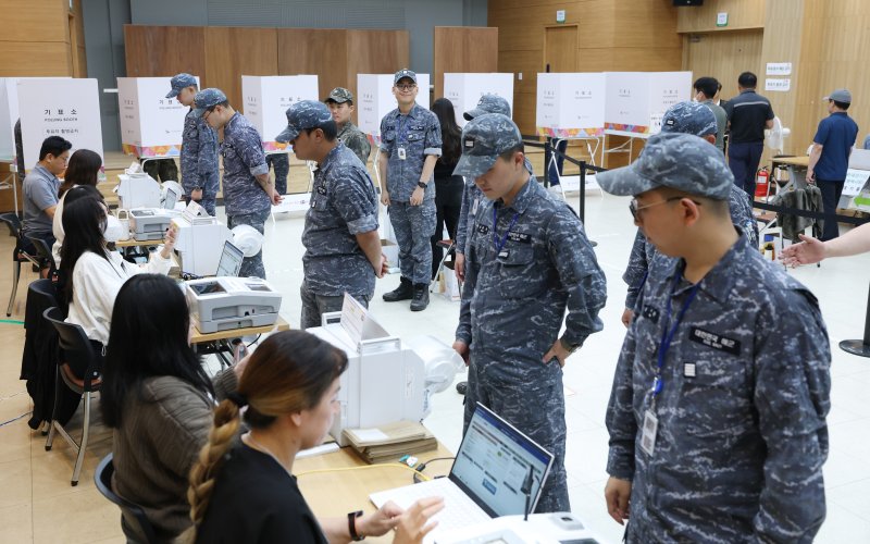 제21대 대통령선거 사전투표 첫 날인 29일 경기 평택시 포승읍 포승문화복지센터에 마련된 사전투표소에서 해군 2함대 수병들이 사전투표를 하고 있다. 2025.5.29/뉴스1 ⓒ News1 김영운 기자