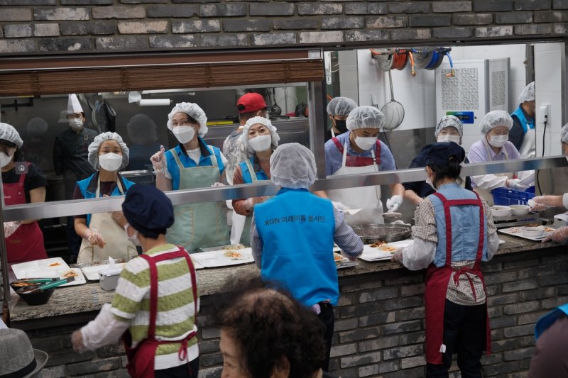 동포청·고려인글로벌네트워크, 서울 마포서 배식 봉사 (출처=연합뉴스)