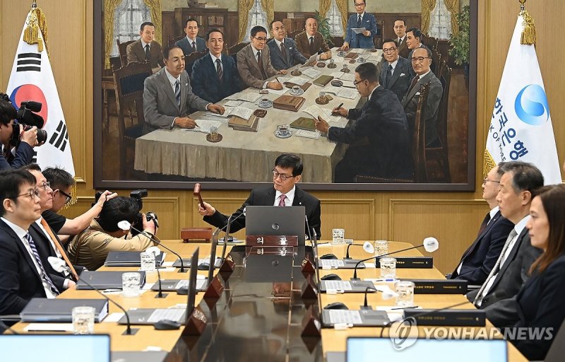 만장일치 금리 인하에도 ‘속도조절’ 한목소리...“집값 상승 기대 유의해야”
