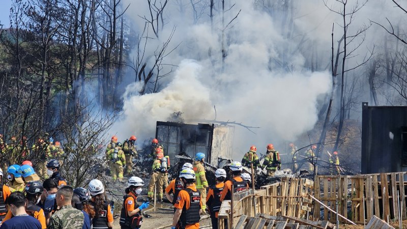 29일 오후 1시 35분쯤 경북 포항 남구 동해면 야산에 해군 해상 초계기 (P-3C)가 추락해 출동한 소방관이 진화작업을 벌이고 있다. 2025.5.29/뉴스1 ⓒ News1 최창호 기자