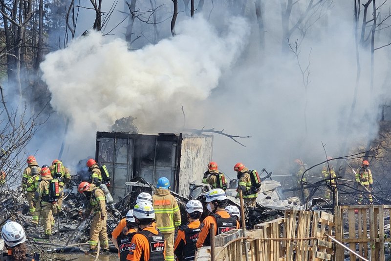 29일 오후 1시 35분쯤 경북 포항 남구 동해면 야산에 해군 해상 초계기 (P-3C)가 추락해 연기가 피어오르고 있다 2025.5.29/뉴스1 ⓒ News1 최창호 기자