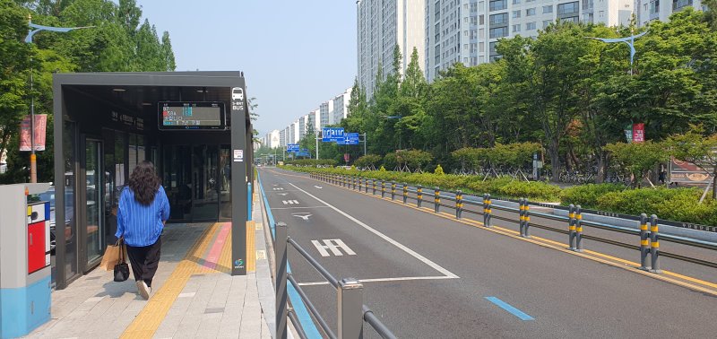 [창원=뉴시스] 강경국 기자 = 경남 창원시 시내버스 노사의 2차·3차 조정이 최종 결렬돼 28일 시내버스 9개사 669대 운행이 중단된 가운데 창원시가 비상수송대책으로 전세버스와 관용버스, 임차택시를 투입해 운영에 들어갔으나 버스전용차로가 한산한 모습을 보이고 있다. 2025.05.28. kgkang@newsis.com