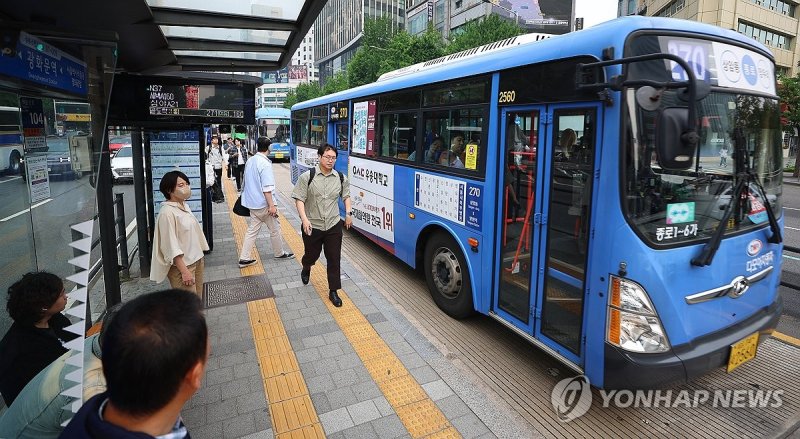 서울 시내버스 노조, 파업 유보…버스 정상운행 (출처=연합뉴스)