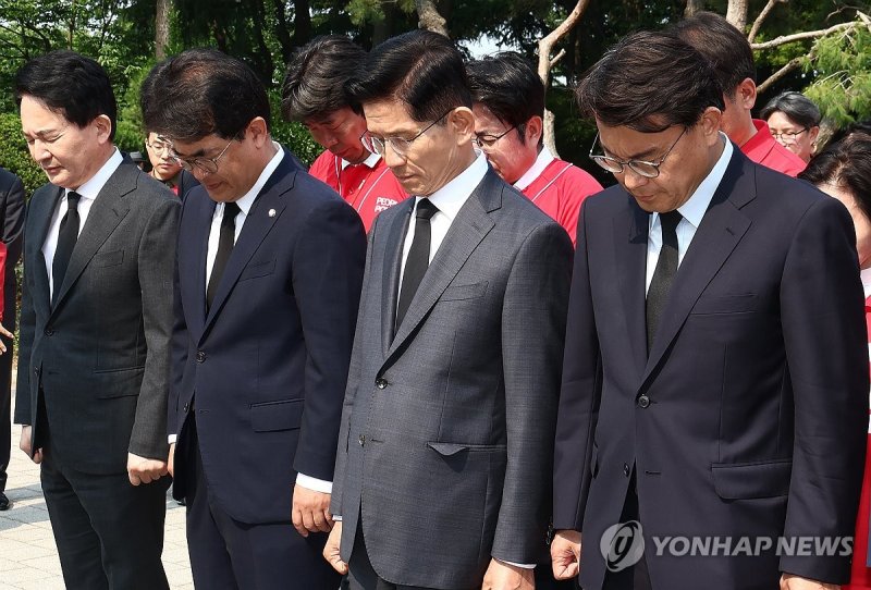 맥아더 장군 동상 참배하는 김문수 후보 (출처=연합뉴스)