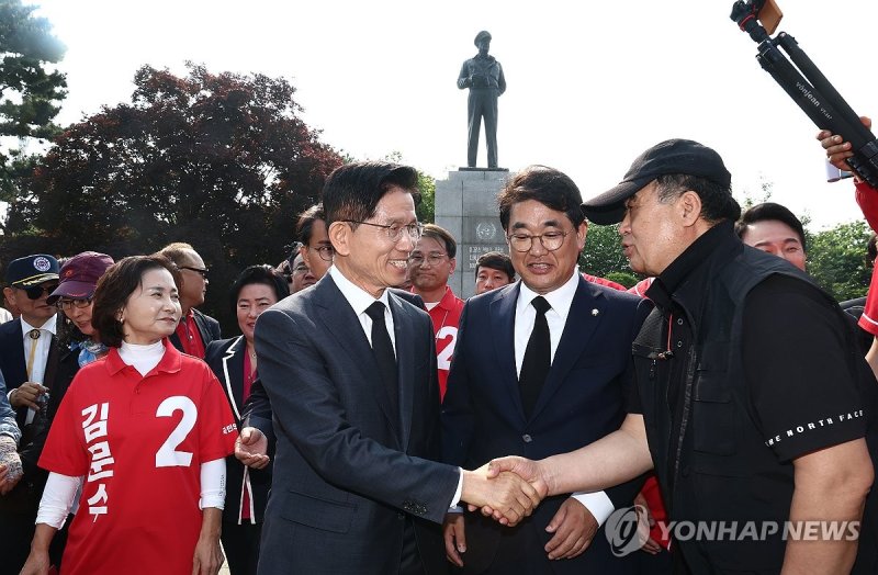 맥아더장군 동상 참배 마친 김문수 후보 (출처=연합뉴스)
