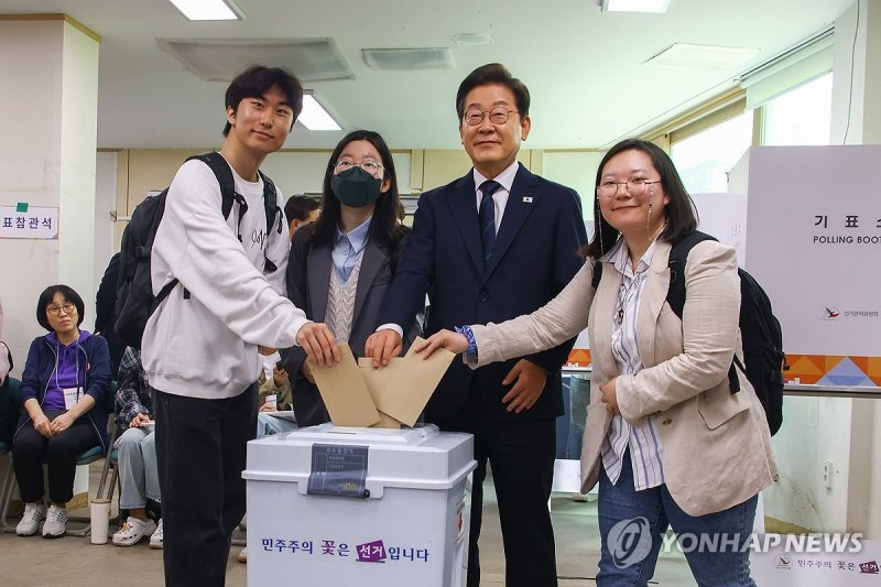 사전투표하는 이재명 후보 (출처=연합뉴스)