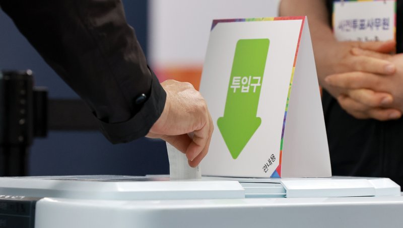 투표소 소동부터 ‘한국인 테스트’에 ‘투표용지 반출’까지…사전투표 첫날 천태만상