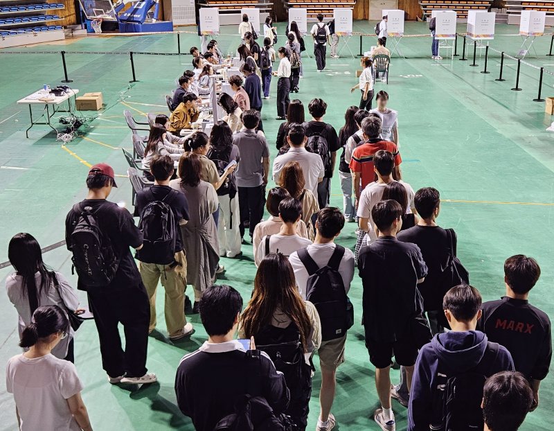 제21대 대통령 선거 사전 투표 첫날인 29일 전북 전주시 전주실내체육관에 마련된 사전투표소가 유권자들이 투표를 하기 위해 줄지어 서 있다. 2025.5.29/뉴스1 ⓒ News1 유경석 기자