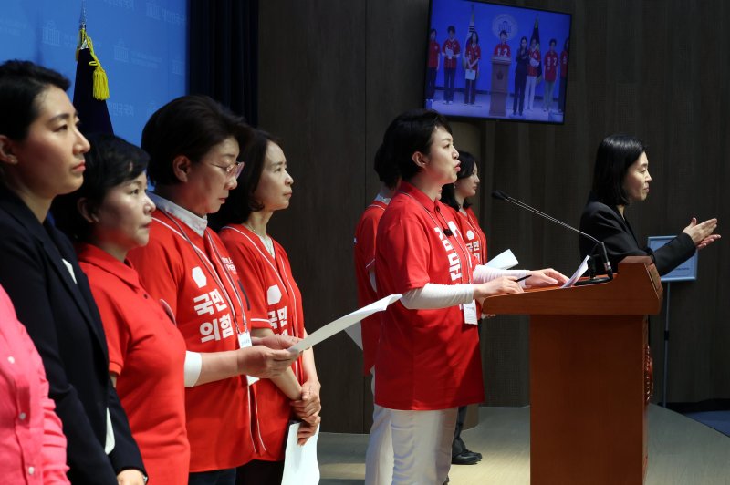 [서울=뉴시스] 조성봉 기자 = 김은혜 국민의힘 의원을 비롯한 중앙선대위 여성본부 의원들이 29일 오후 서울 여의도 국회 소통관에서 이재명 더불어민주당 대선후보 아들 관련 긴급기자회견을 열고 후보직 사퇴를 촉구하고 있다. 2025.05.29. suncho21@newsis.com