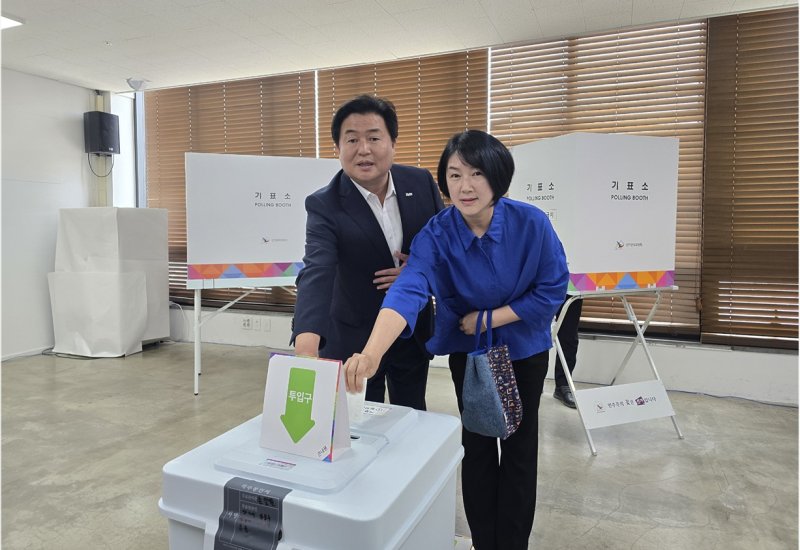 [시흥=뉴시스] 임병택 시흥시장이 배우자와 함께 29일 거북섬동 행정복지센터에 마련된 사전 투표소에서 투표를 했다.*재판매 및 DB 금지