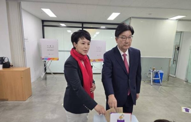 [시흥=뉴시스] 권성동 국민의힘 원내대표와 김은혜 의원이 거북섬동 사전투표소에서 투표를 하고 있다。*재판매 및 DB 금지