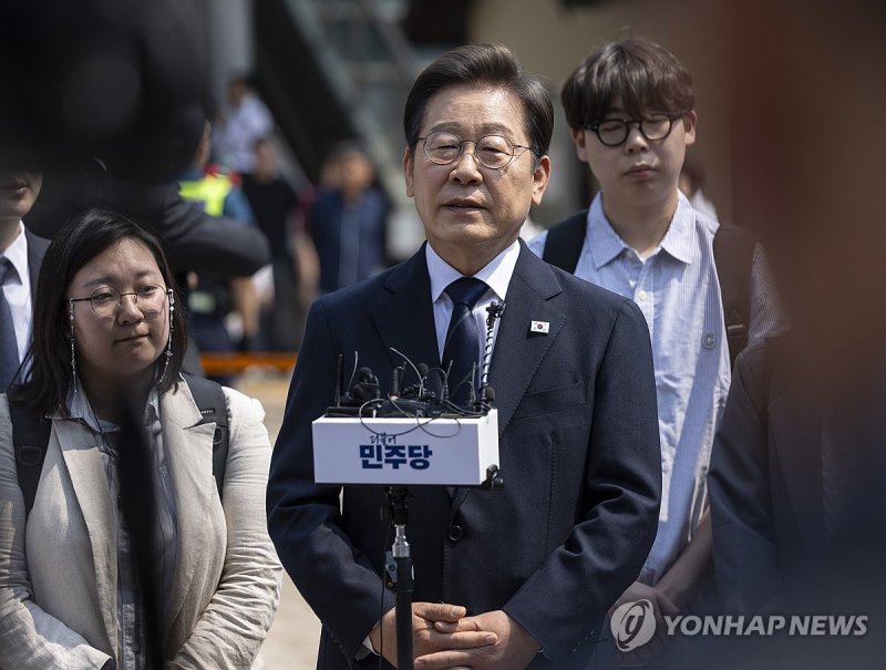 취재진 질문에 답하는 이재명 후보 (출처=연합뉴스)