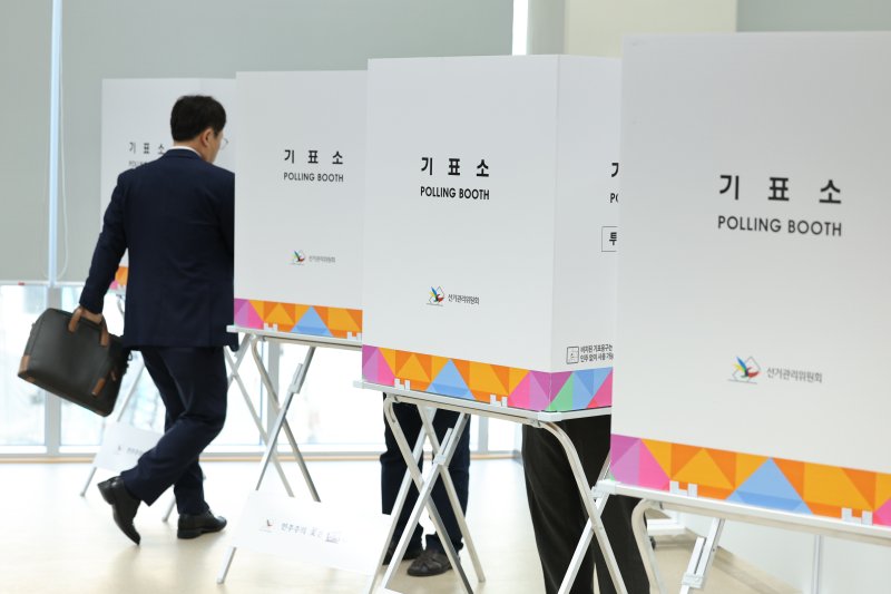 제21대 대통령 선거 사전 투표 첫날인 29일 오전 서울 중구 을지누리센터에 마련된 사전투표소에서 시민들이 투표를 하고 있다. 2025.5.29/뉴스1 ⓒ News1 신웅수 기자