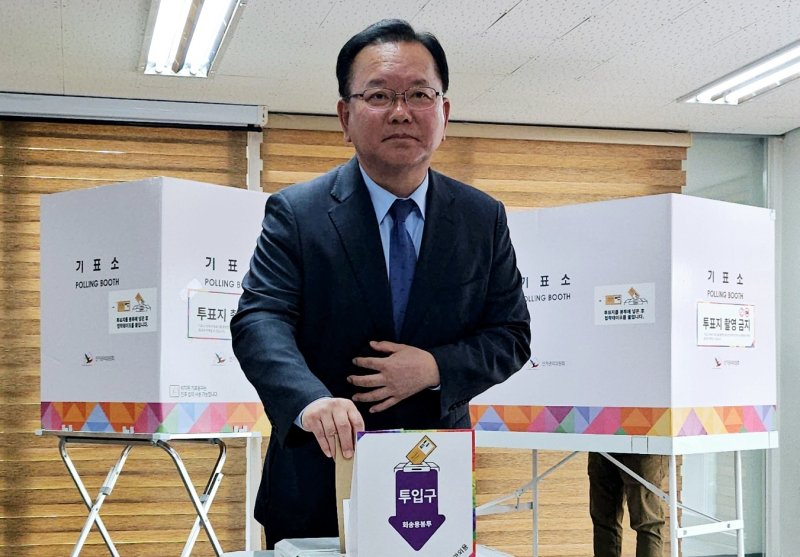 김부겸 더불어민주당 총괄선거대책위원장이 제21대 대선 사전투표 첫날인 29일 대구 중구 대신동행정복지센터에 차려진 대신동 사전투표소에서 투표하고 있다. 2025.5.29/뉴스1 ⓒ News1 남승렬 기자