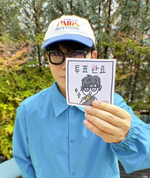 '파란 옷·모자 착용' 이승환, 제21대 대선 사전 투표 완료 인증