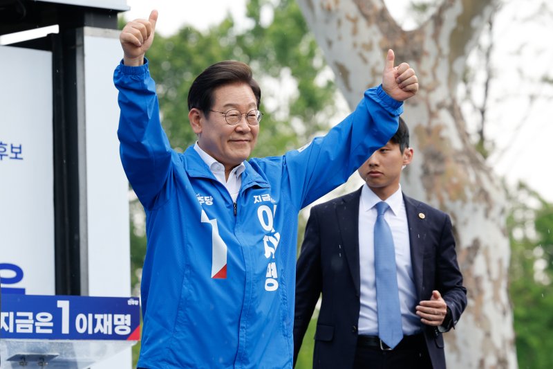 이재명 더불어민주당 대통령 후보가 제21대 대통령선거 사전투표 첫날인 29일 오후 서울 송파구 잠실야구장 앞 광장에서 유세를 마친 뒤 인사하고 있다. 2025.5.29/뉴스1 ⓒ News1 안은나 기자