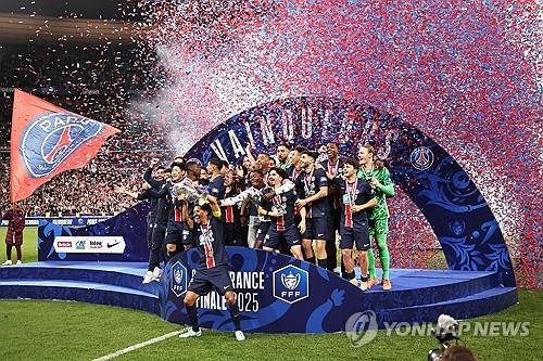 지난 24일 프랑스컵 우승 뒤 세리머니하는 파리 생제르맹(PSG) (출처=연합뉴스)