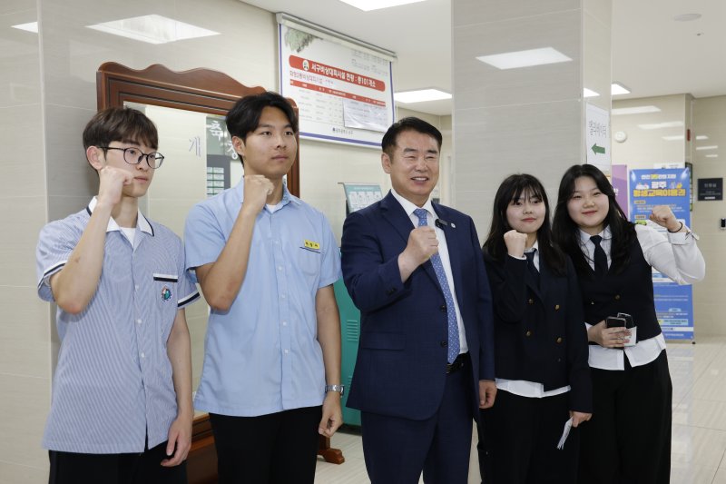 이정선 광주교육감이 29일 오후 화정2동 행정복지센터에 마련된 투표소에서 생애 첫 투표에 참여하는 학생들과 기념촬영을 하고 있다. 왼쪽부터 광덕고 하유성 학생회 부회장, 광주고등의회 최장우 의장, 광주여고 노명선 학생회장, 광주여고 김지연 학생.(광주교육청 제공. 재배포 및 DB 금지)