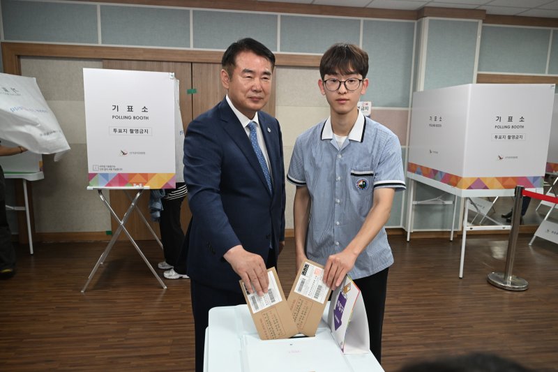 이정선 광주교육감이 29일 생애 첫 투표권을 행사하는 하유성 광덕고 학생회 부회장과 투표하고 있다.(광주교육청 제공. 재배포 및 DB 금지) 2025.5.29/뉴스1