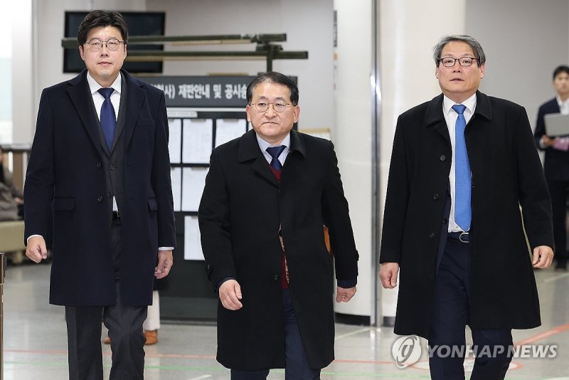 법원 나서는 이규원-차규근-이광철 (출처=연합뉴스)