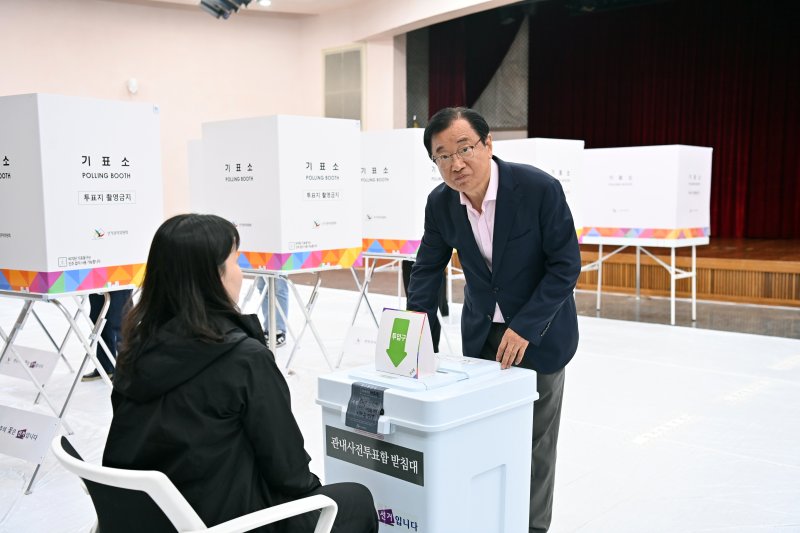 이현재 경기 하남시장이 제21대 대통령 선거 사전투표 첫날인 29일 시청에 마련된 신장2동 사전투표소에서 투표하고 있다.(하남시 제공. 재판매 및 DB 금지)/뉴스1