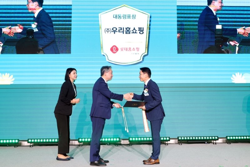지난 28일 서울 송파구 올림픽파크텔에서 열린 '2025 남녀고용평등 강조기간 기념식'에서 김재겸 롯데홈쇼핑 대표(오른쪽)가 김민석 고용노동부 차관으로부터 대통령 표창을 수여 받은 뒤 악수를 나누고 있다. 롯데홈쇼핑 제공