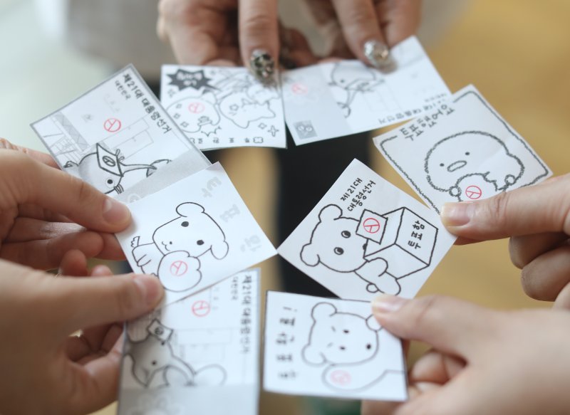 캐릭터 투표 인증 제21대 대선 사전투표 첫날인 29일 서울 한 사무실에서 사전투표를 마친 유권자들이 투표에 참여하며 기표 도장을 찍은 다양한 '투표 인증 용지'들을 보여주고 있다. 연합뉴스