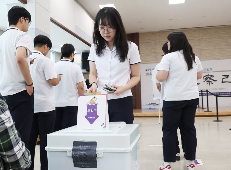 첫 투표하는 고등학생들 29일 경기도 수원시 장안구 연무동행정복지센터에 마련된 투표소에서 관내 고등학생들이 첫 참정권을 행사하고 있다. 연합뉴스