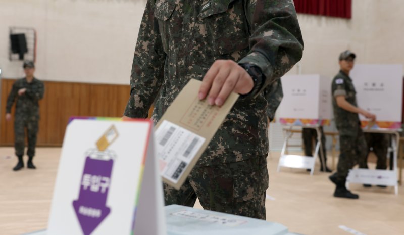 군인들도 소중한 한 표 29일 오후 경남 창원시 진해구 도천초등학교에 마련된 투표소에서 해군 병사들이 사전투표에 참여하고 있다. 연합뉴스