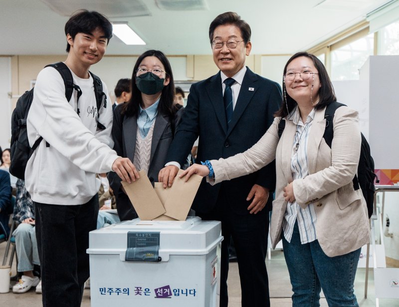 "코스피 5000 실현하겠다" 李, 경제대통령 프레임 부각 [6·3 대선]