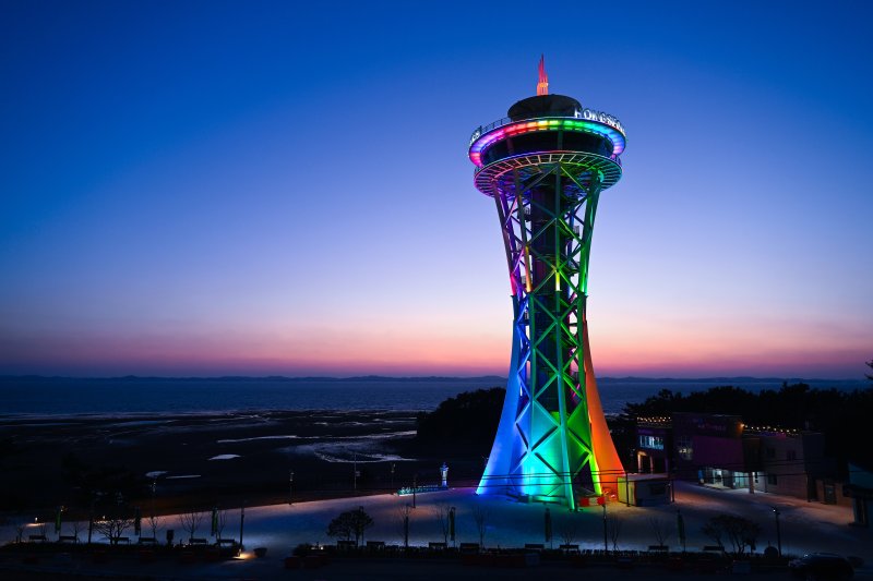 금빛 모래, 끝없는 바다 위 걸어…붉게 물든 하늘에 닿을락 말락 [Weekend 레저]