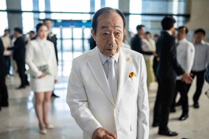 하루아침에 초능력자가 된 5인방, '코믹·액션 장전' 우당탕탕 달린다 [Weekend 문화]