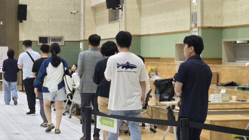 29일 세종시 보람동 복합커뮤니티센터 3층 체육강당에 마련된 투표소에서 유권자들이 투표용지를 받기 위해 기다리고 있다. ⓒ 뉴스1 장동열 기자