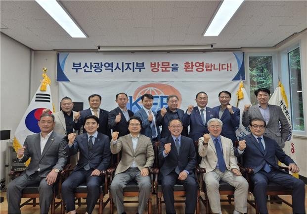 한국자유총연맹 부산광역시지부는 지난 28일 오후 부산진구 부산자유회관에서 부석종 전 해군참모총장 등 7명의 장성들을 초청해 감사의 마음을 전했다고 29일 밝혔다. 행사 참석자들이 단체 기념사진을 촬영하고 있다. 한국자유총연맹 부산시지부 제공