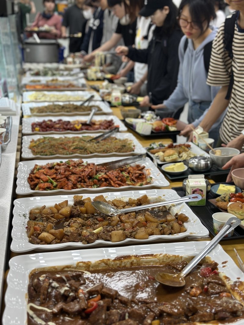 학생 식당에 마련된 뷔페 음식 (출처=연합뉴스)