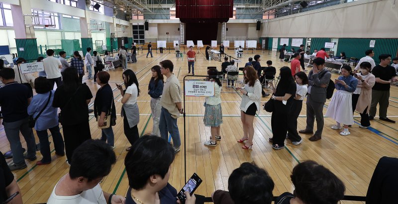 제21대 대통령 선거 사전 투표 첫날인 29일 오후 서울 강남구 수서동 강남스포츠문화센터에 마련된 사전투표소에서 유권자들이 투표를 하기 위해 길게 줄을 늘어서 있다. 2025.5.29/뉴스1 ⓒ News1 김진환 기자