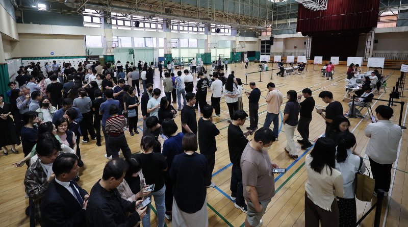 제21대 대통령 선거 사전 투표 첫날인 29일 오후 서울 강남구 수서동 강남스포츠문화센터에 마련된 사전투표소에서 유권자들이 투표를 하기 위해 길게 줄을 늘어서 있다. 2025.5.29/뉴스1 ⓒ News1 김진환 기자