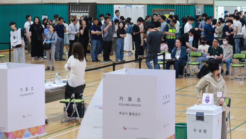 제21대 대통령 선거 사전 투표 첫날인 29일 오후 서울 강남구 수서동 강남스포츠문화센터에 마련된 사전투표소에서 유권자들이 투표를 하기 위해 길게 줄을 늘어서 있다. 2025.5.29/뉴스1 ⓒ News1 김진환 기자