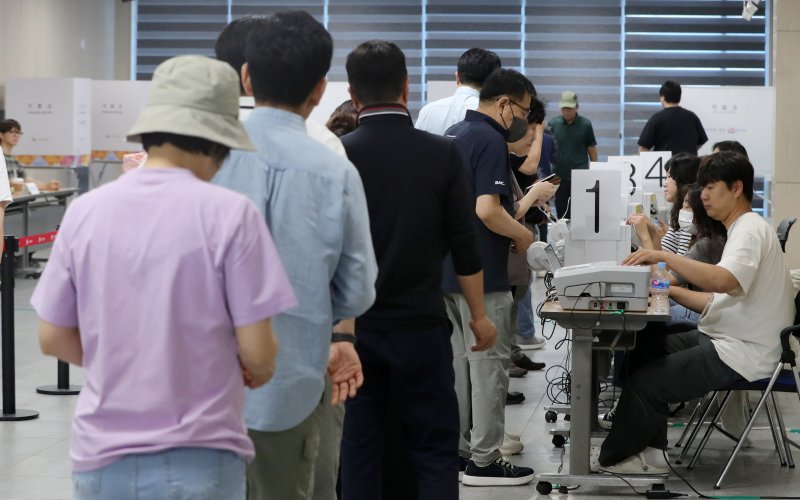 제21대 대통령 선거 사전 투표 첫날인 29일 전북 전주시 전북특별자치도교육청 별관 창조나래 3층에 마련된 사전투표소에 유권자들이 투표를 하기 위해 차례를 기다리고 있다. 2025.5.29/뉴스1 ⓒ News1 유경석 기자