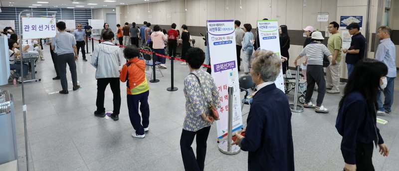 제21대 대통령 선거 사전 투표 첫날인 29일 전북 전주시 전북특별자치도교육청 별관 창조나래 3층에 마련된 사전투표소에 유권자들이 투표를 하기 위해 차례를 기다리고 있다. 2025.5.29/뉴스1 ⓒ News1 유경석 기자