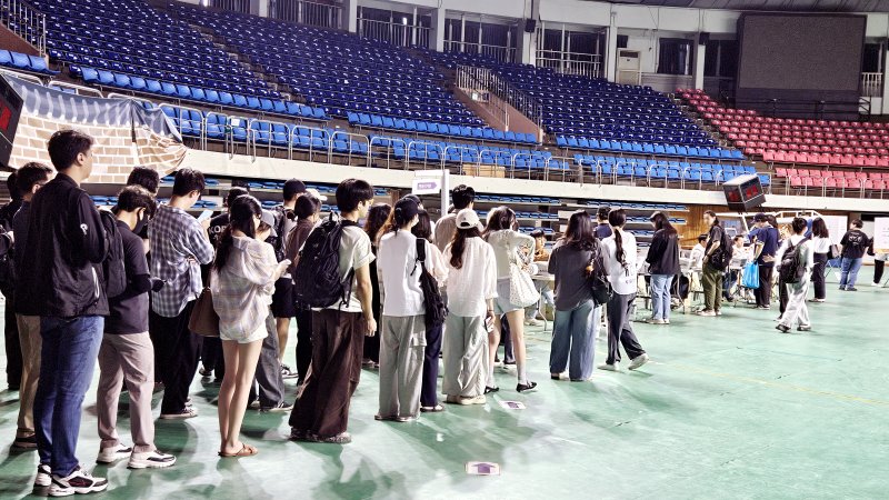 제21대 대통령 선거 사전 투표 첫날인 29일 전북 전주시 전주실내체육관에 마련된 사전투표소가 유권자들이 투표를 하기 위해 줄지어 서 있다. 2025.5.29/뉴스1 ⓒ News1 유경석 기자