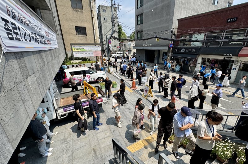 제21대 대통령선거 사전투표 첫 날인 29일 서울 종로구 종로1·2·3·4가동 주민센터 투표소에 마련된 투표소에서 직장인들이 점심시간을 이용해 투표를 위해 길게 줄을 늘어서 있다. 2025.5.29/뉴스1 ⓒ News1 유승관 기자