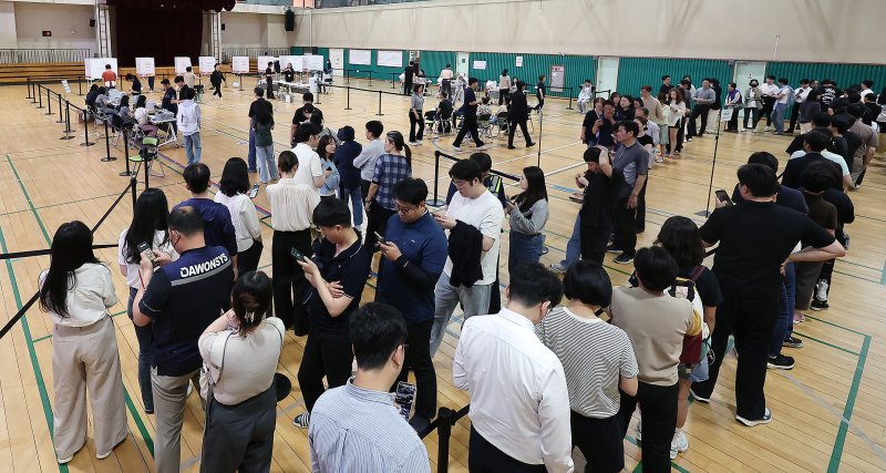 제21대 대통령 선거 사전 투표 첫날인 29일 오후 서울 강남구 수서동 강남스포츠문화센터에 마련된 사전투표소에서 유권자들이 투표를 하기 위해 길게 줄을 늘어서 있다. 2025.5.29/뉴스1 ⓒ News1 김진환 기자