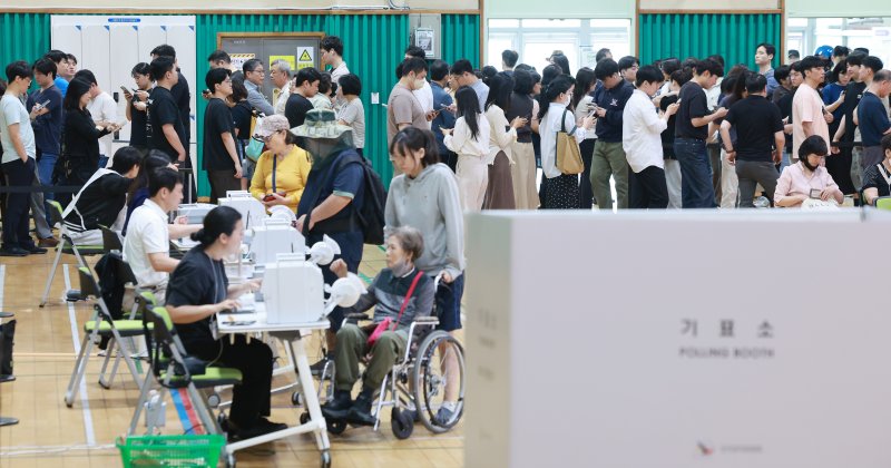 제21대 대통령 선거 사전 투표 첫날인 29일 오후 서울 강남구 수서동 강남스포츠문화센터에 마련된 사전투표소에서 유권자들이 투표를 하기 위해 길게 줄을 늘어서 있다. 2025.5.29/뉴스1 ⓒ News1 김진환 기자